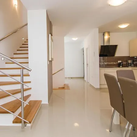 3 Bedroom Lovely In Feriehus